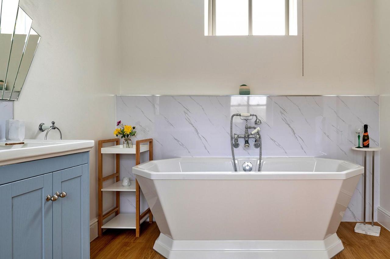 Finest Retreats - Moelis Granary - Luxury Cottage With Hot Tub Llandrillo Eksteriør billede